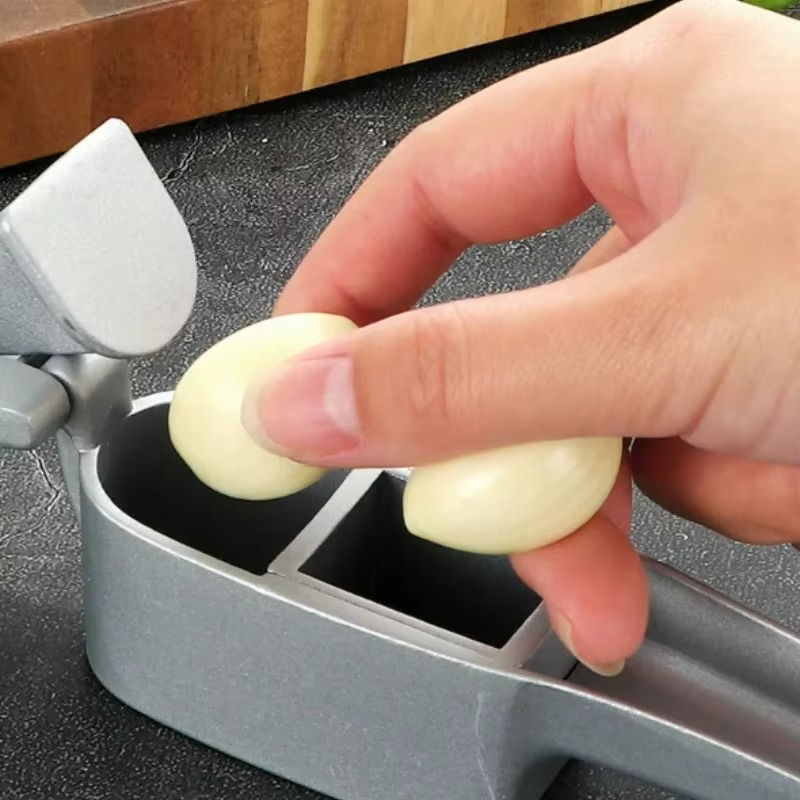 Maison Kitchen 2-in-1 Garlic Press & Slicer
